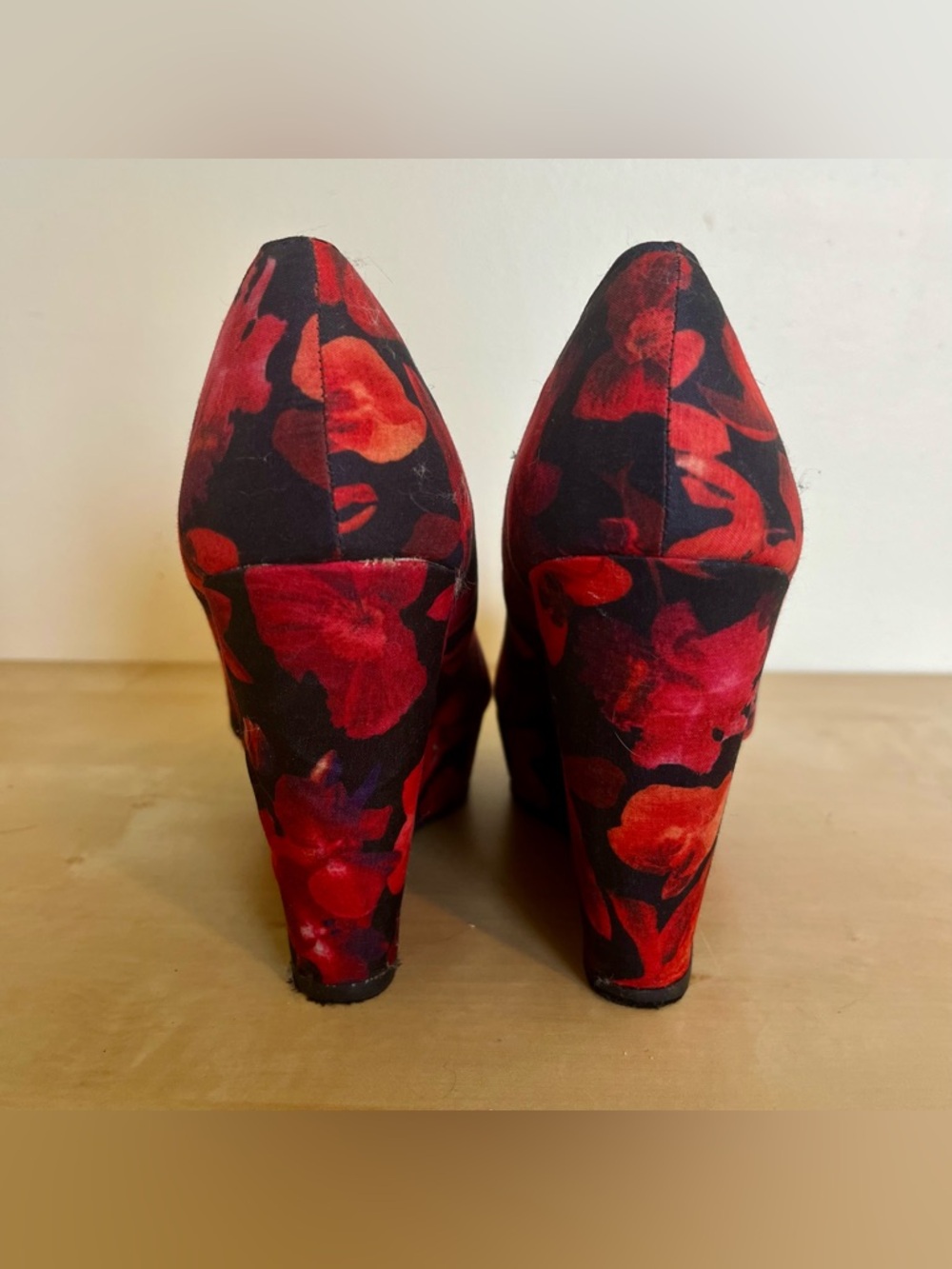 Floral Wedges w Ankle Strap - Red and Black - by Dollhouse - Sz 8.5 - Picture 6 of 7